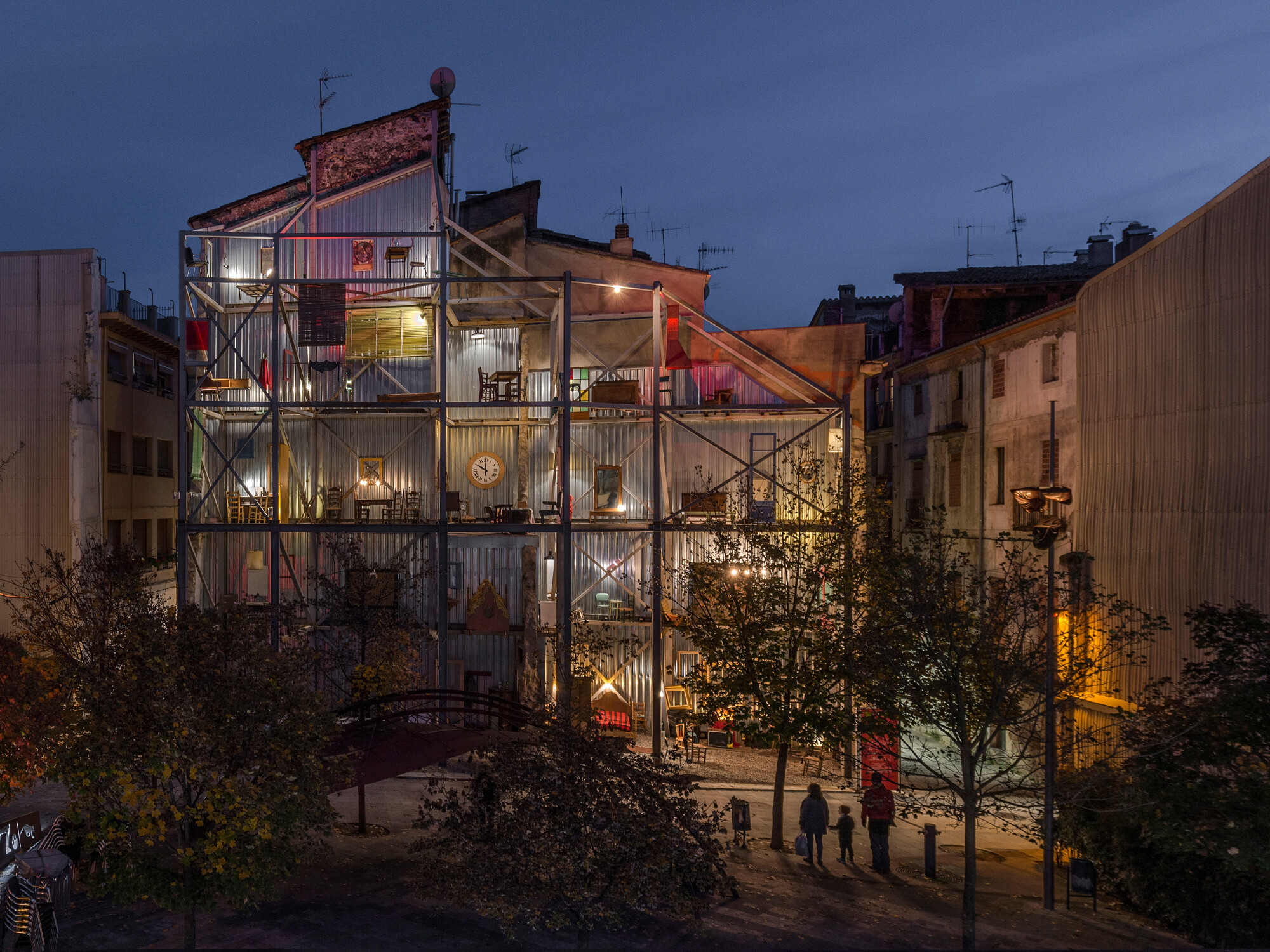 Das Projekt Habitare, das Bayona Studio für das Lichtfestival in Olot geschaffen hat, macht den recht abstrakten Begriff des Wohnens zum Thema.