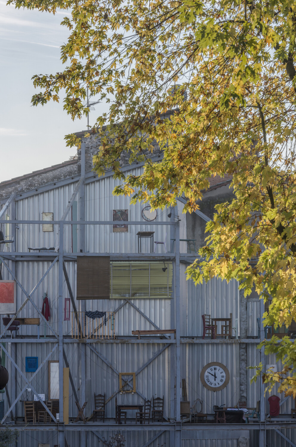 Das zuvor direkt daran anschließende Nachbarhaus wird seitdem von einer Gerüstkonstruktion aus Stahl gestützt.