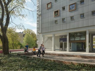 Der Platz vor Haus 12 dient als Treffpunkt für alle Bewohner des Studierendenwohnheims Sigmunds Hofs.