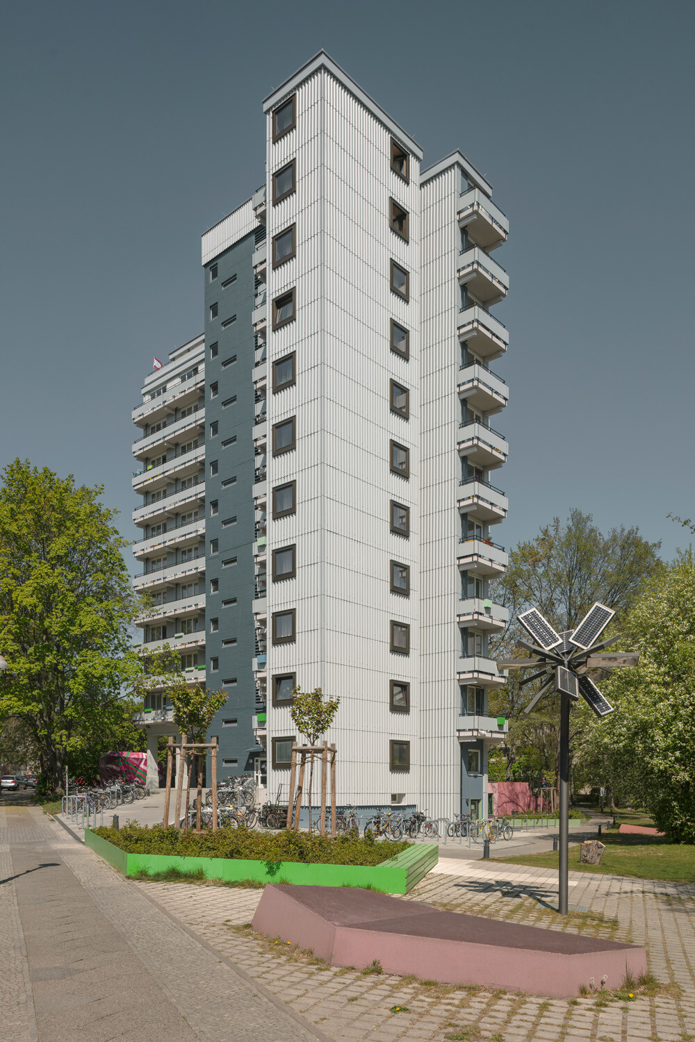 Das sogenannte Haus der Teamplayer bildet das Zentrum der Wohnanlage. Verantwortlich für die Modernisierung ist das Berliner Architekturbüro Baupiloten.