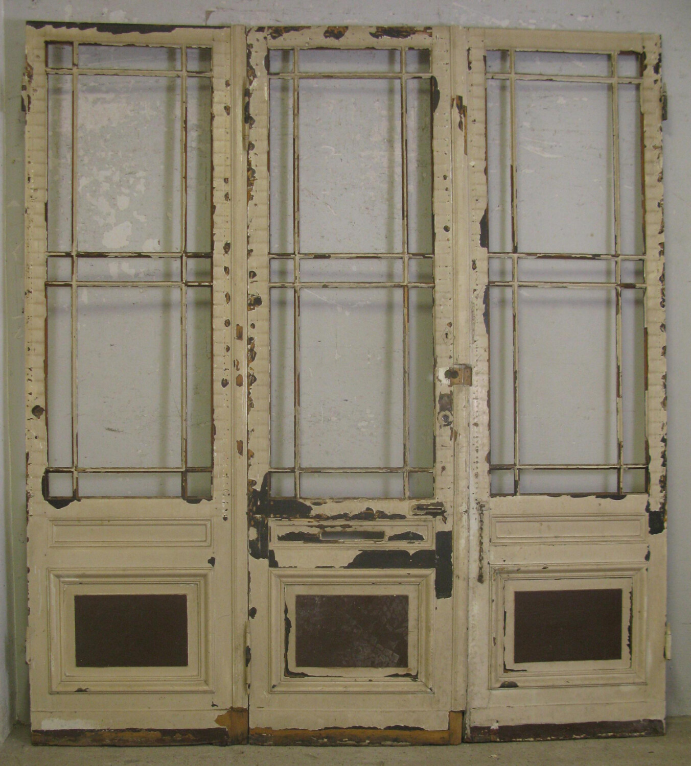 Dies sind beispielsweise Fenster, Fensterläden, Türen, Beschläge, Teile von Pavillons, aber auch Hölzer, Ziegel und sogar Natursteine.