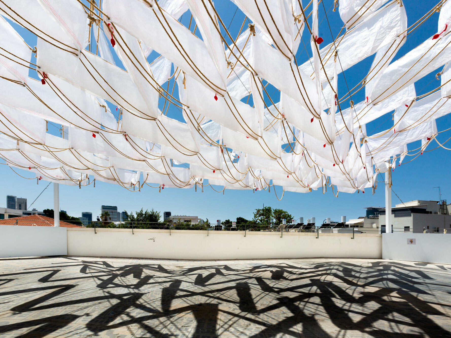 Das Flachdach des historischen Liebling-Hauses in Tel Aviv wird durch eine temporäre Installation von Jakub Szcesny und Hadas Tuval beschattet.