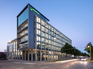 Nach einem Entwurf von Tadao Ando entstand die neue Firmenzentrale der Weisenburger-Gruppe in Karlsruhe. Die Ausführung übernahm das lokale Architekturbüro archis.