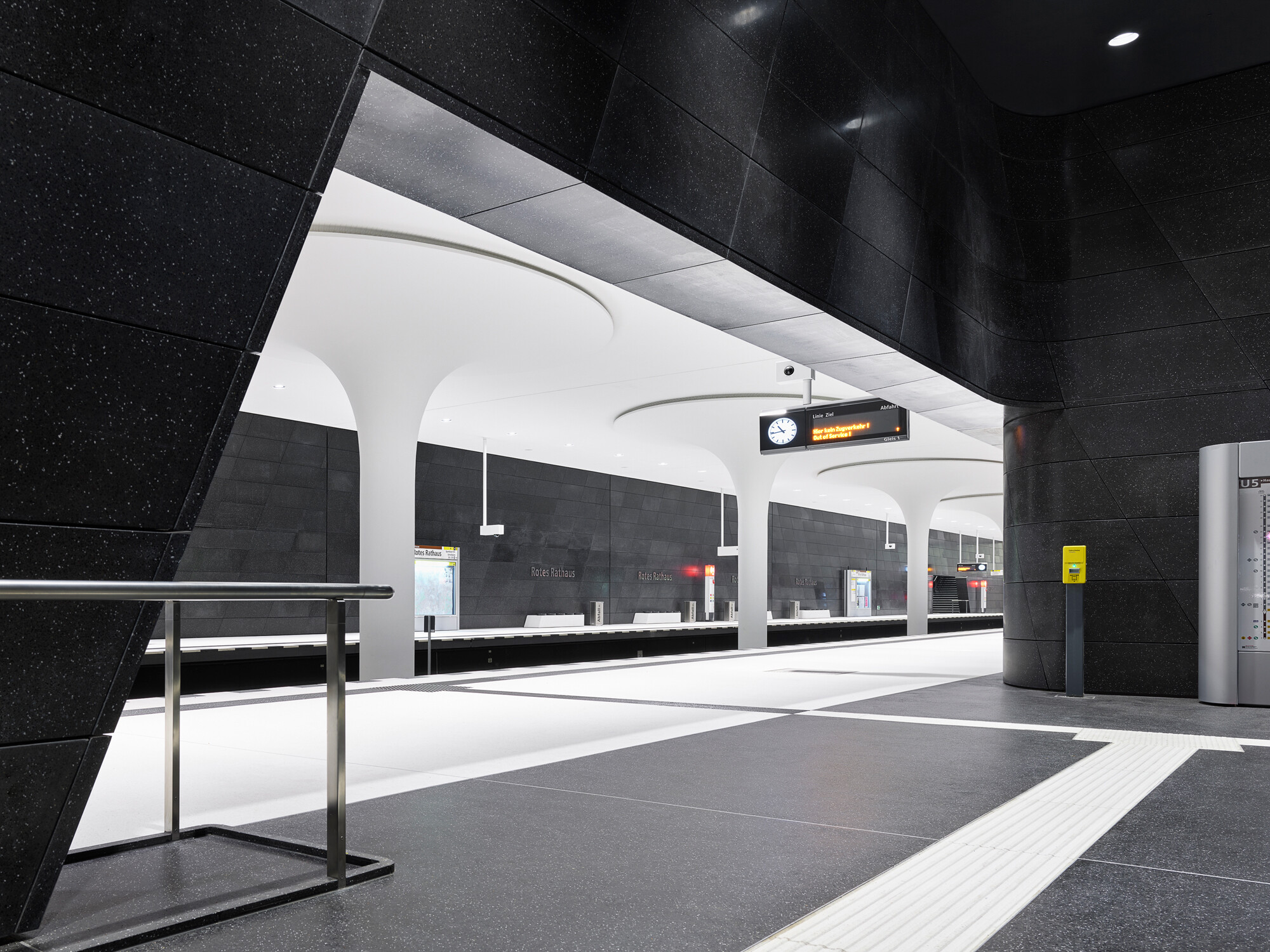 Das Interior wird bestimmt durch den schwarz-weißen Kontrast.