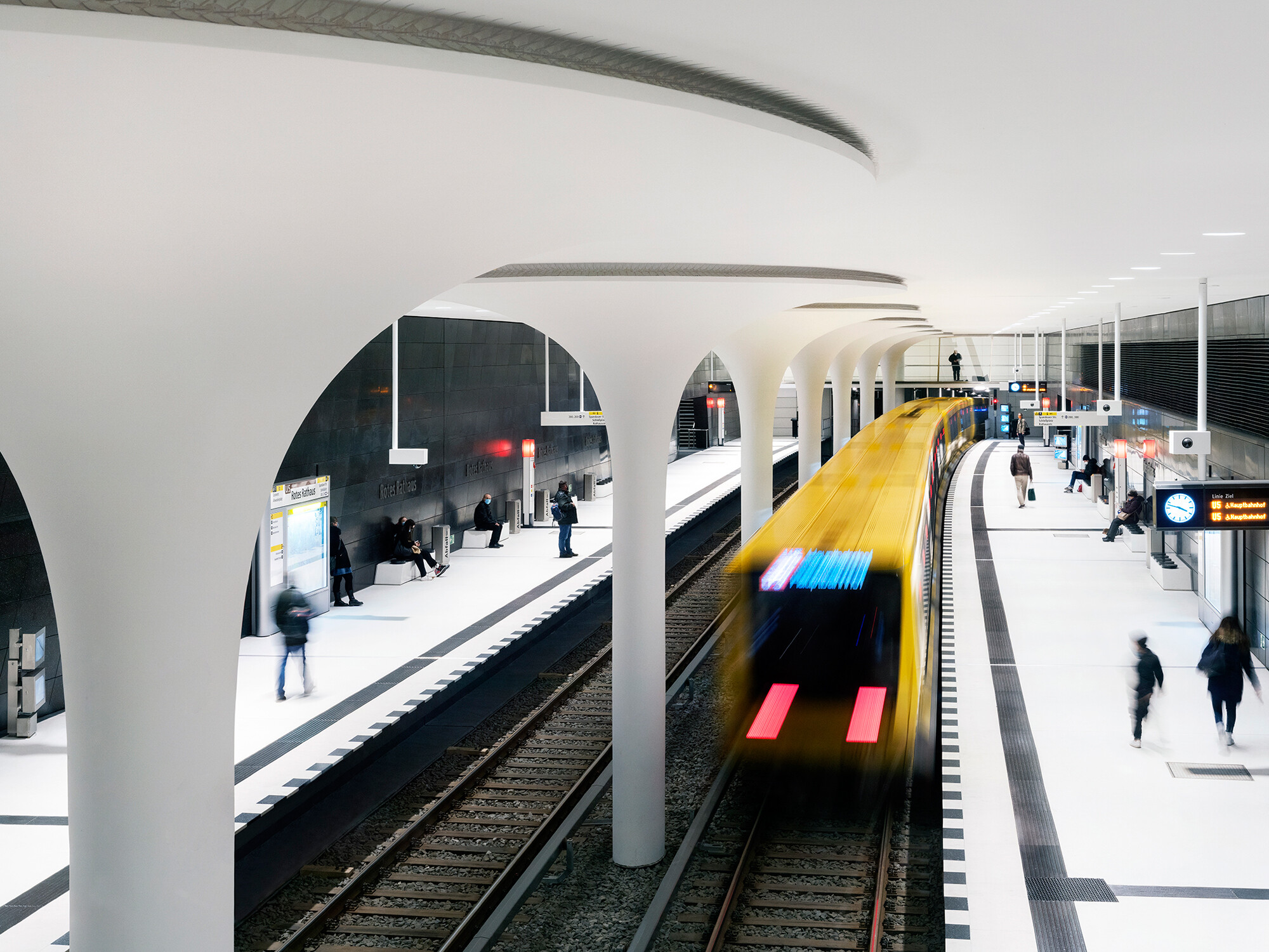 Der architektonische Entwurf für den U-Bahnhof Rotes Rathaus stammt von Collignon Architektur und Design, die Lichtplanung von Licht Kunst Licht.