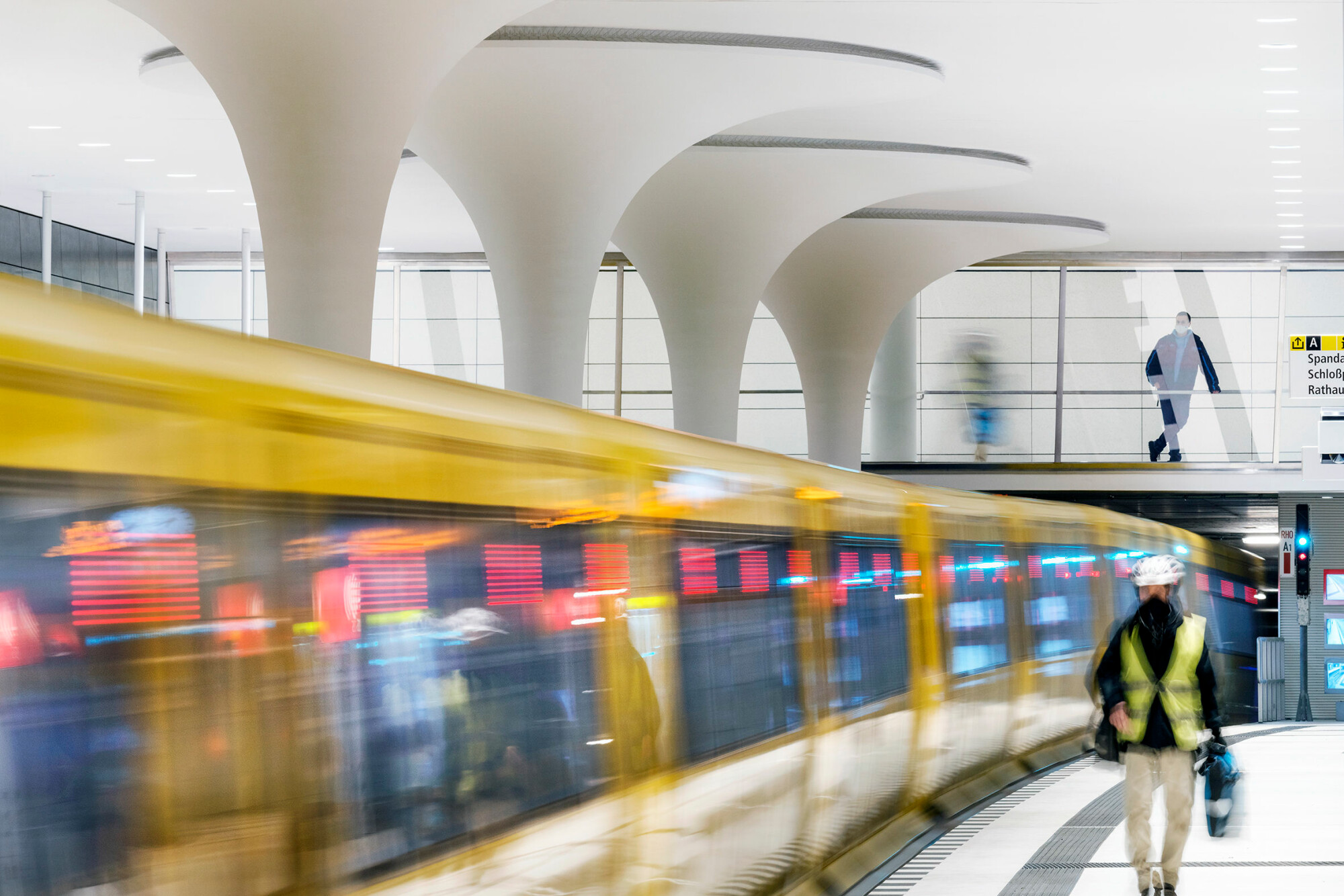 Auffälligstes architektonisches Element sind die insgesamt sieben, pilzförmigen Stützen. 