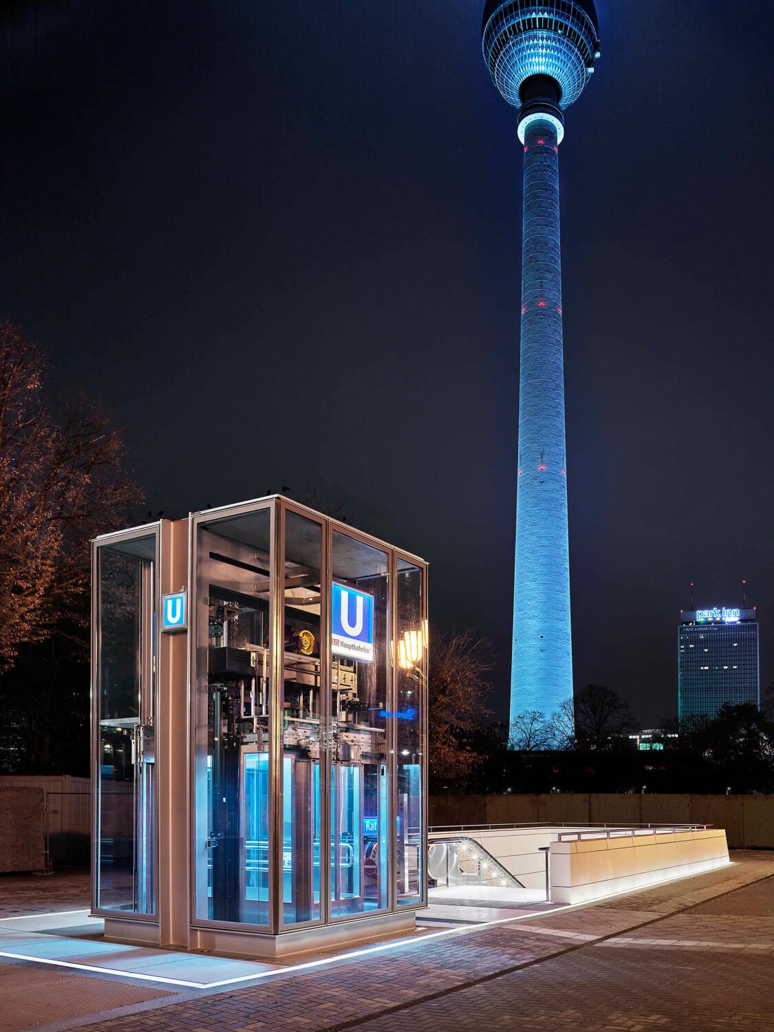 UBahnhof Rotes Rathaus in Berlin Licht Verkehr