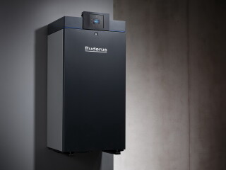 Das Gas-Brennwertgerät Logamax plus GB272 von Buderus ist kompakt und montagefreundlich und mit einer Nennleistung bis zu 150 kW ausgestattet.