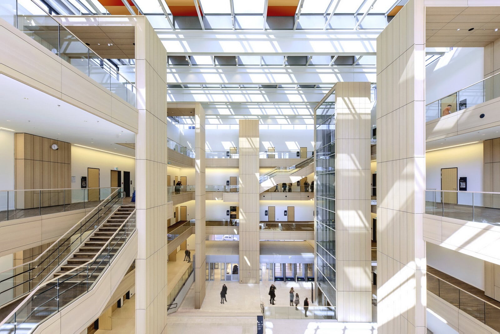 Das Herzstück des Justizzentrums ist das 24 Meter hohe, lichtdurchflutete Atrium, um das sich 39 Gerichtssäle gruppieren.
