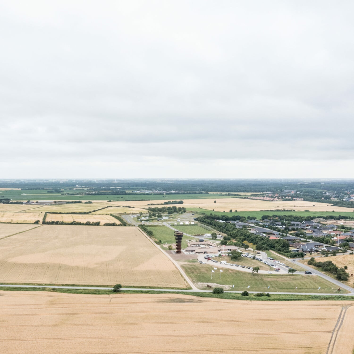 Das Architekturbüro BIG plante den Turm westlich der Ortschaft Skærbæk in Jütland.