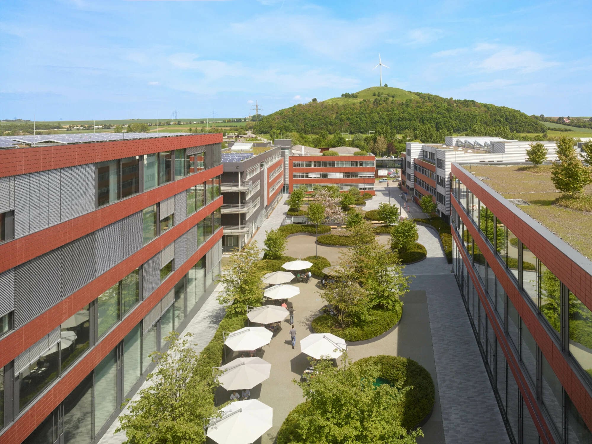 Blick nach Norden: Außer Büroflächen mit ingesamt 600 Arbeitsplätzen umfasst der repräsentative, mehrgliedrige Neubau eine Kantine, einen großen Schulungsbereich mit Auditorium sowie eine Tiefgarage.