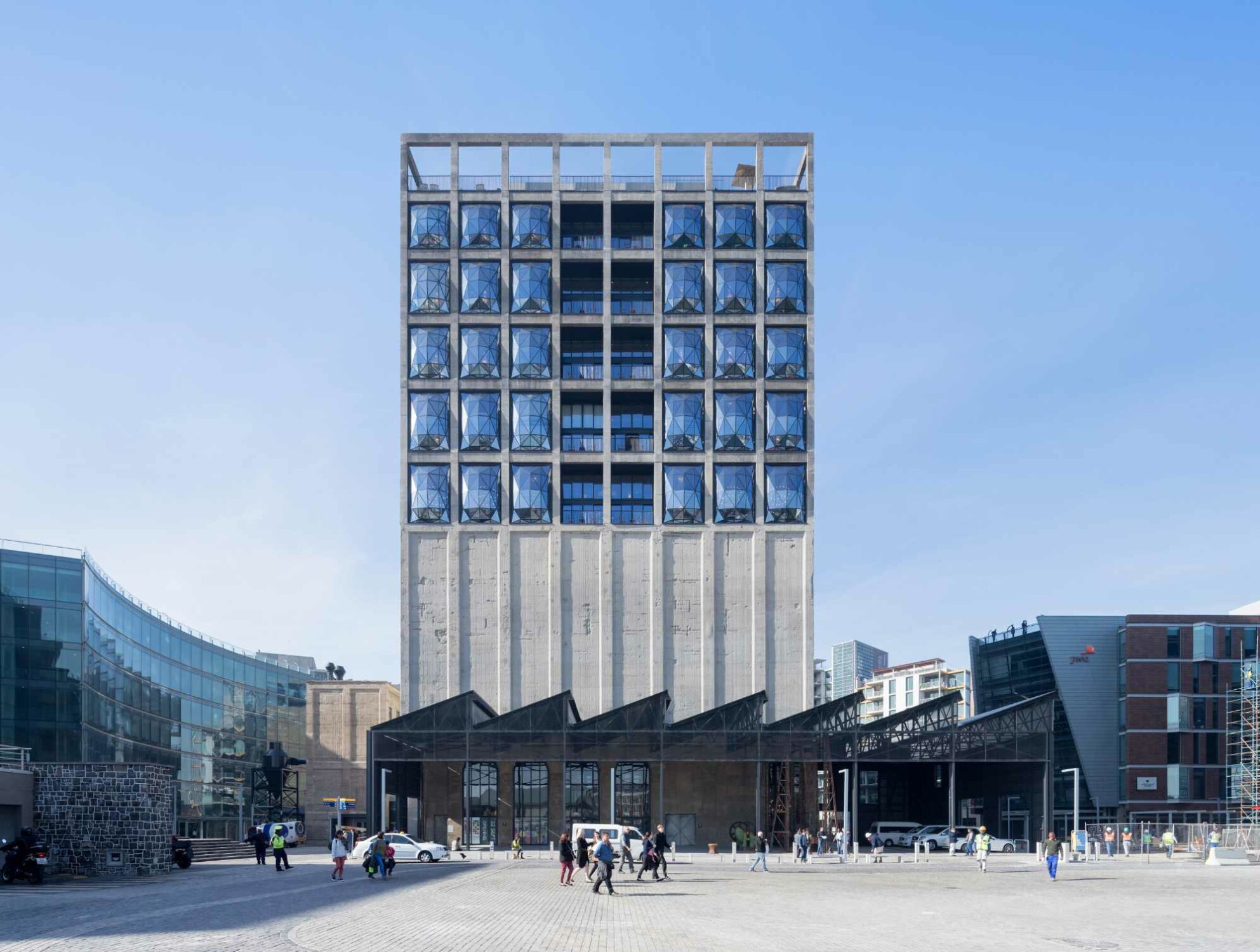 Das Team von Heatherwick Studio nutzte den Bestand aus den 1920er Jahren als eine Art Modelliermasse, wobei die äußere Anmutung die ursprüngliche Nutzung immer noch deutlich erkennen lässt. 