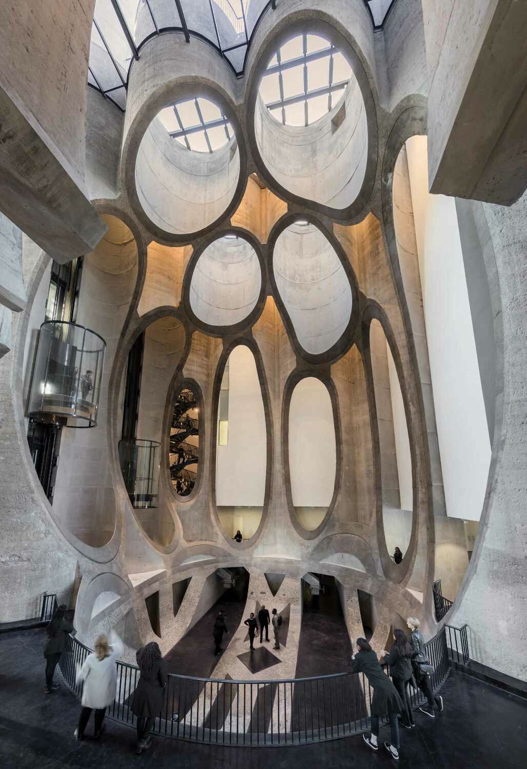 Im Bereich des Museums bestand für Heatherwick und sein Team die Hauptaufgabe zunächst darin, einen zentralen Raum zu schaffen, der der Verteilung dient und das Silogebäude erlebbar macht. 