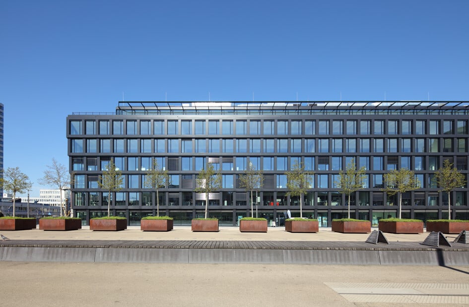 Die Fassade besteht fast vollständig aus recyceltem, Aluminium und wurde mit einer Fluorpolymer-Einbrennlackierung versehen.