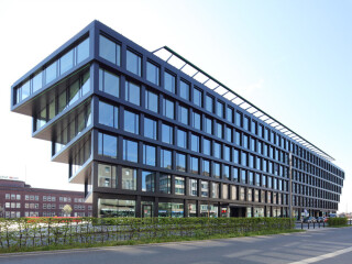 In Duisburg haben Hadi Teherani Architects ein Büro- und Geschäftshaus mit bemerkenswerter Fassade realisiert.