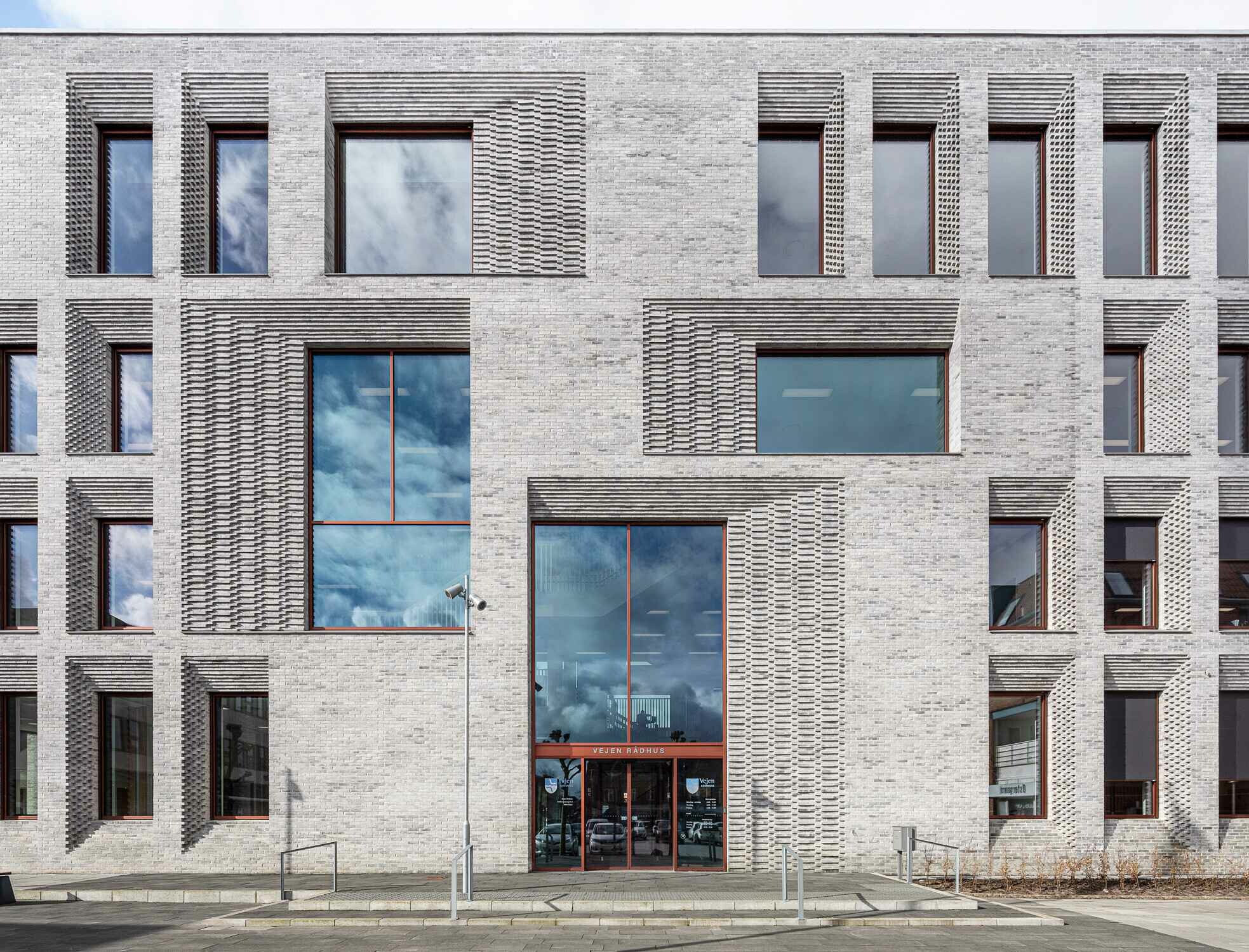 Das neue Rathaus beinhaltet auf 5.000 m² nicht nur die Verwaltung mit 180 Arbeitsplätzen, den Ratssaal und den Bürgerservice, sondern ein großes Atrium öffnet sich für Begegnungen und Ausstellungen.