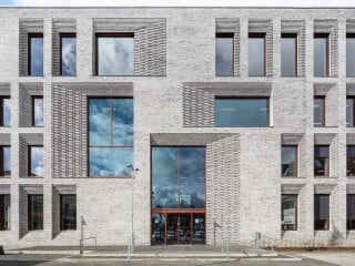 Mitten in der dänischen Stadt Vejen erhebt sich das neue Rathaus und zieht Blicke auf sich.