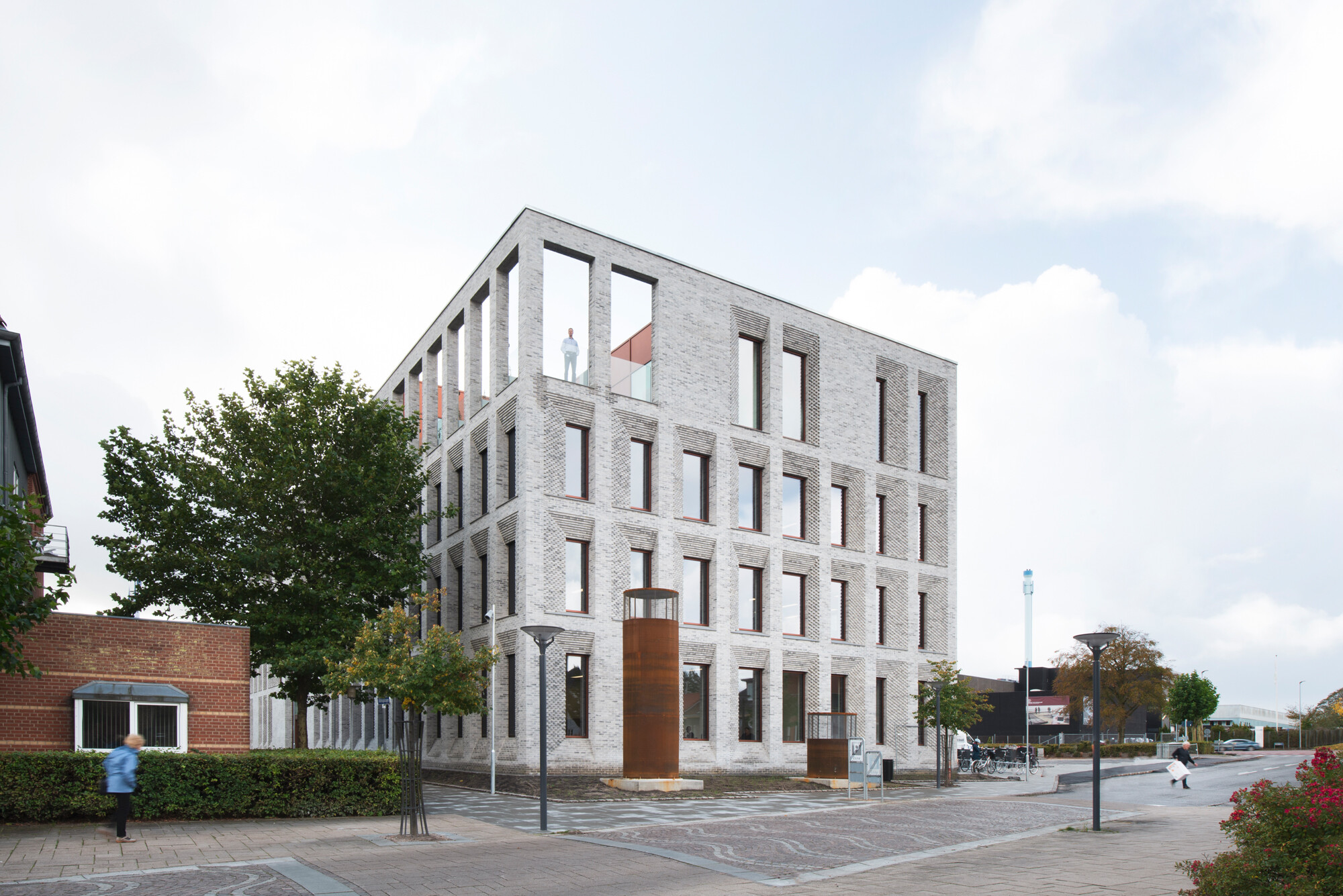 Heller Klinker und große Fenster- und Türöffnungen verleihen dem nach Plänen der Architekturbüros Transform und Pluskontoret errichteten Verwaltungssitz eine offene und einladende Wirkung.