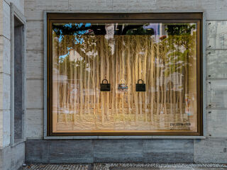 Schaufenster dienen dem Anschauen von Waren, die hinter ihnen präsentiert und inszeniert werden. Hier eine künstlerische Intervention bei einem Schaufenster des KaDeWe, Berlin