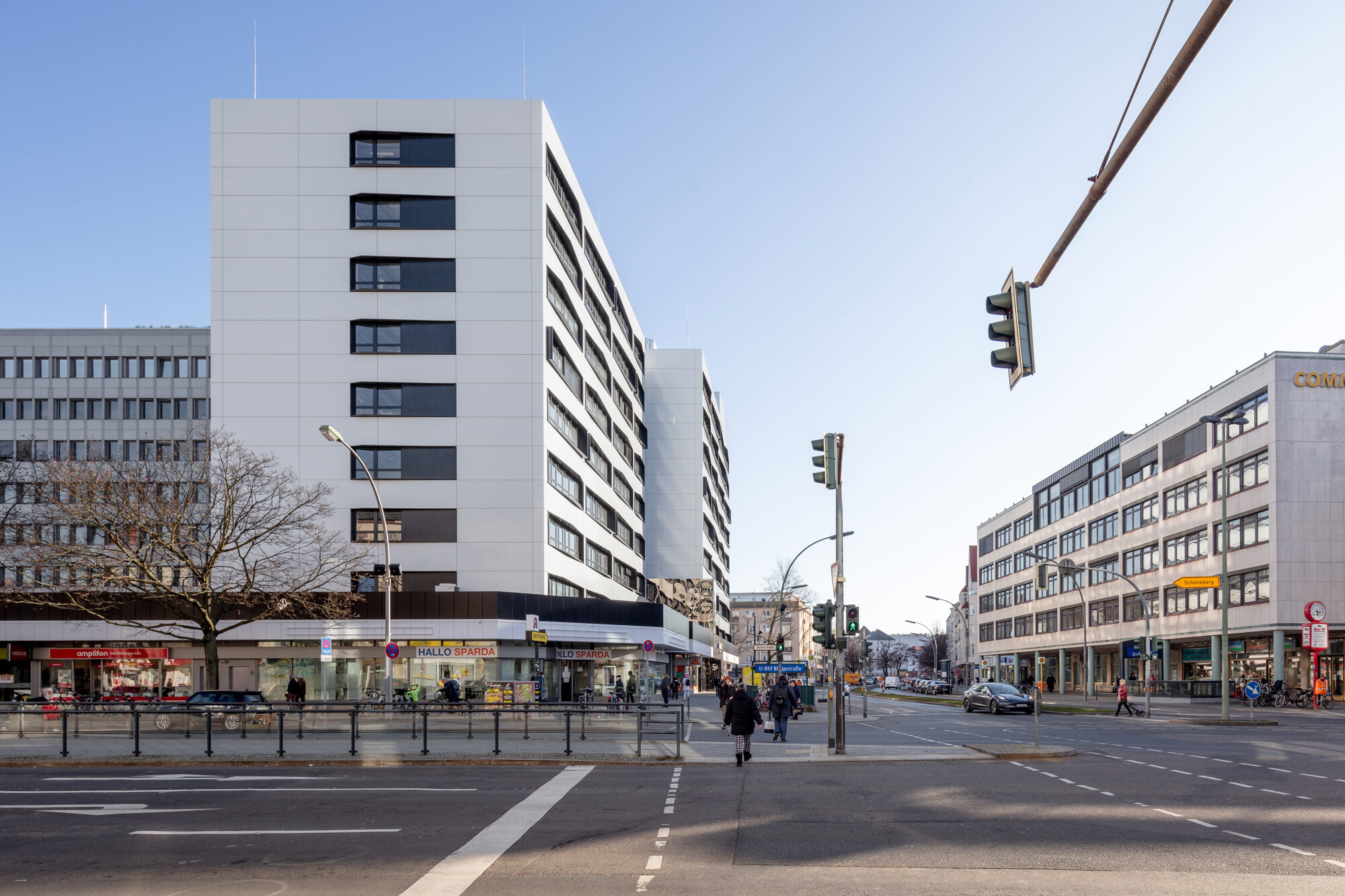 Das Gebäude erstreckt sich über rund drei Viertel des Baublocks.
