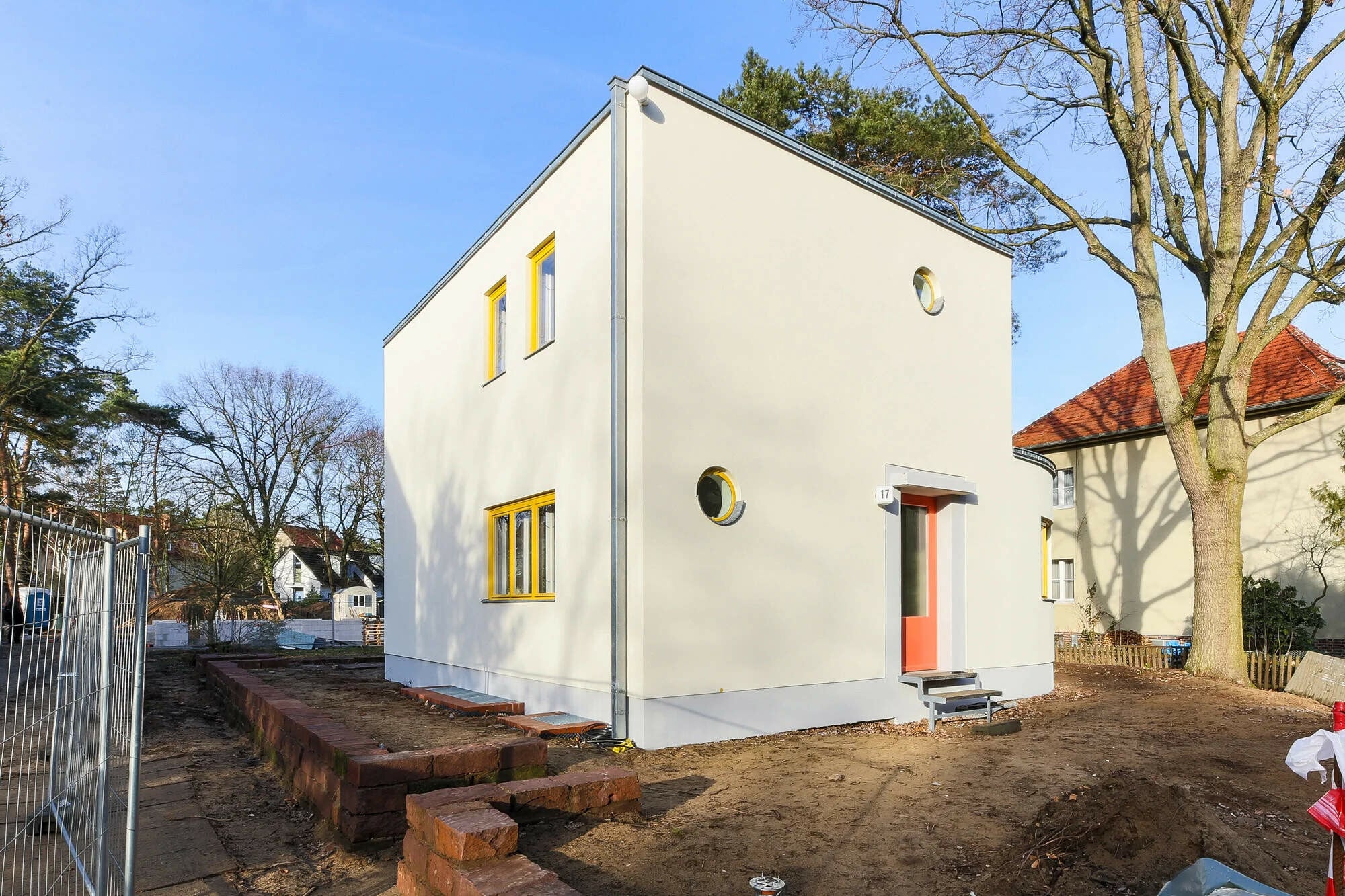 Das Haus war 1932 nach Plänen des Architekten Paul Rudolf Henning im Stil der Neuen Sachlichkeit erbaut und 2017 unter Denkmalschutz gestellt worden. 