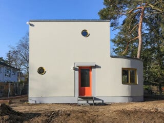 Haus Pungs in Kleinmachnow wurde unter Leitung des Planungsbüros Müller-Stüler und Höll Architekten denkmalgerecht saniert.