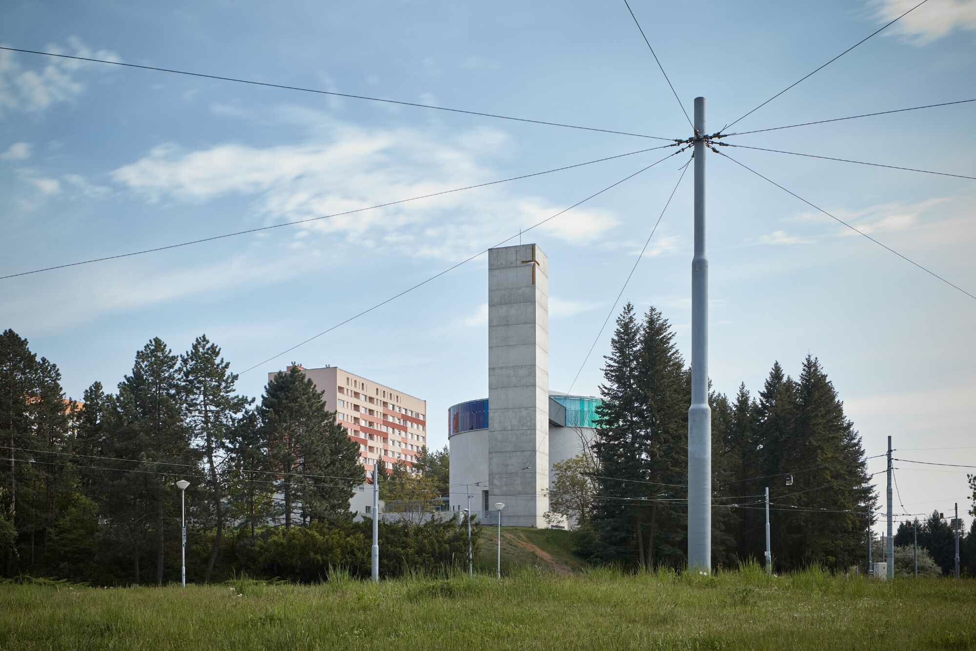 Der Architekt wählte für den Sakralraum die Form des Kreises, ergänzt um einen Turm mit dreieckigem Grundriss. 