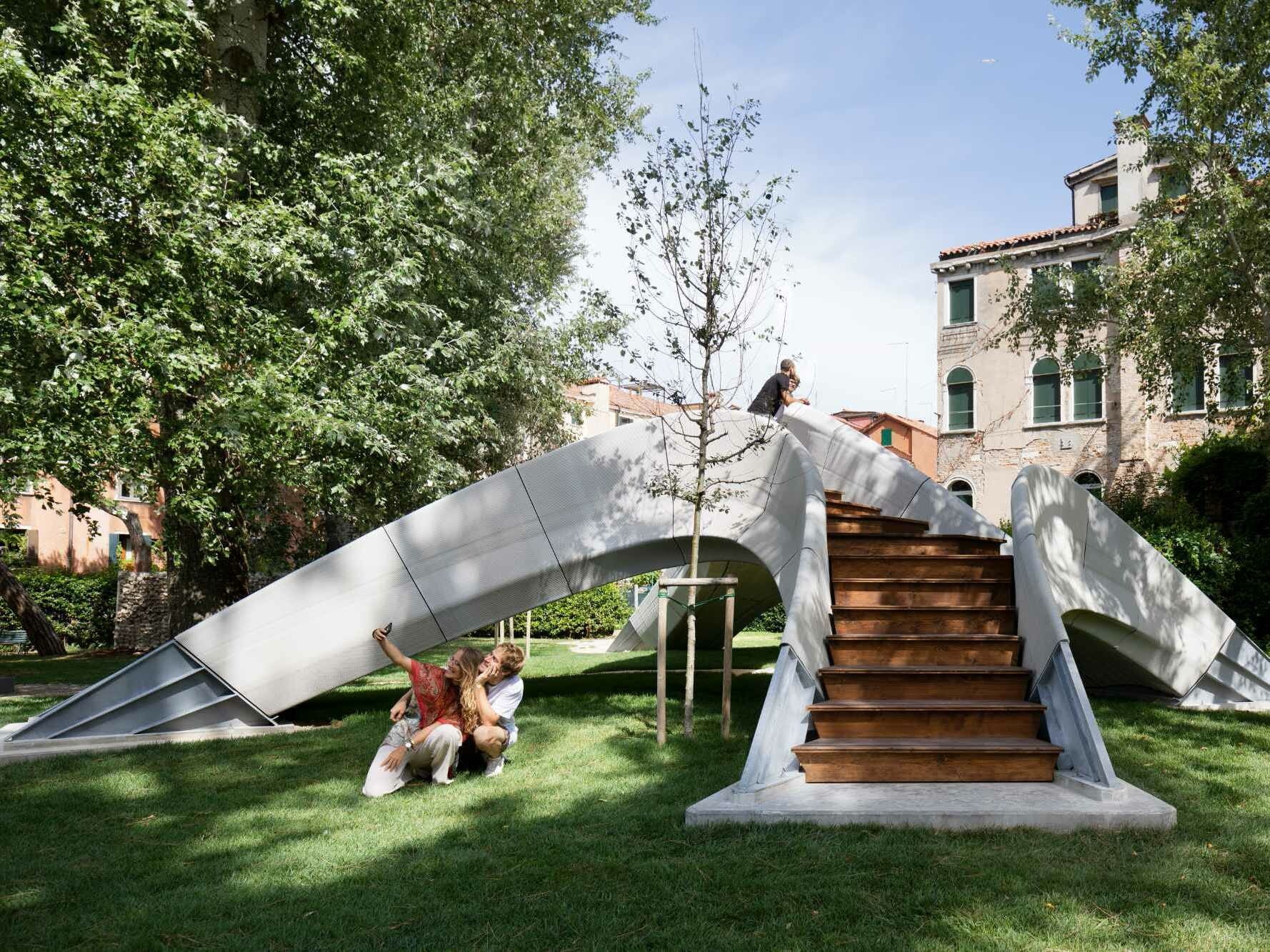 Eine Bogenbrücke mit 3D-gedruckten Betonelementen ist noch bis 21. November 2021 in den Giardini della Marinaressa in Venedig zu bewundern.