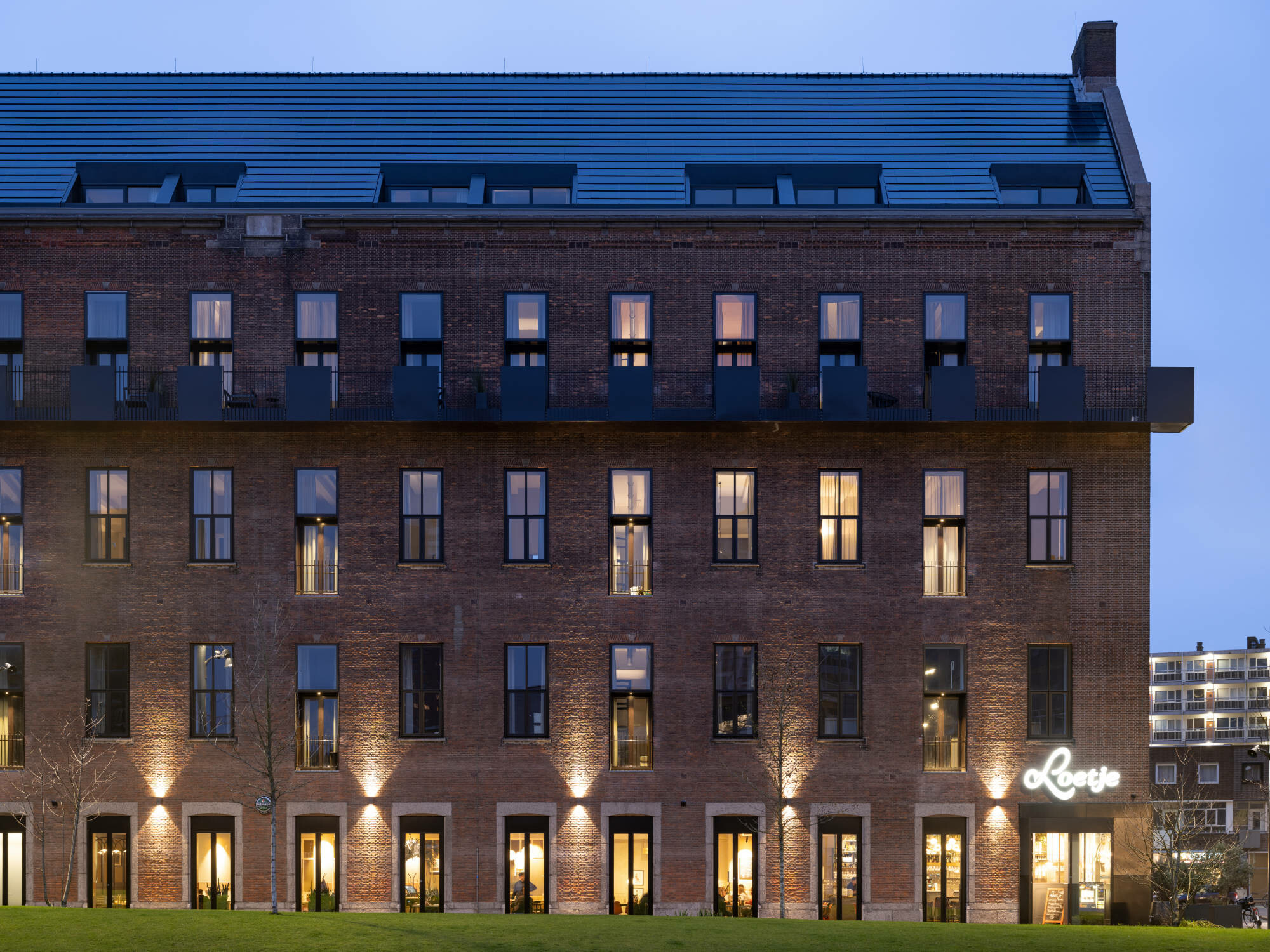 Dafür wurde das Mauerwerk gründlich gereinigt, innenseitig eine neue Dämmung aufgebracht, sowie sämtliche Fensterrahmen erneuert. Einige Fensteröffnungen wurden vergrößert und durch zurückgesetzte, bodentiefe französische Fenster ersetzt.