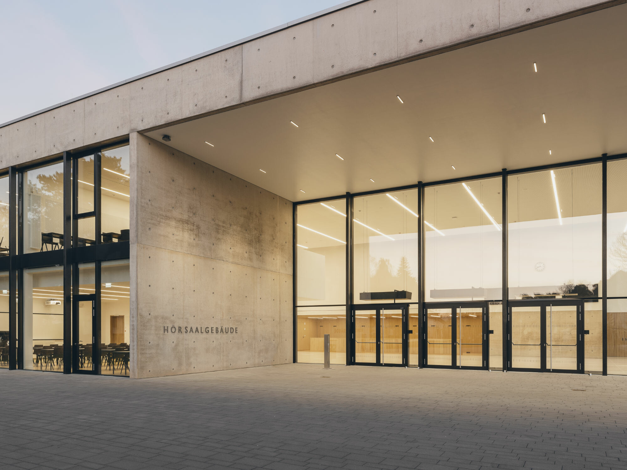 Das zweistöckige Hörsaalgebäude des Universitätsklinikums Homburg im Saarland beherbergt neben dem großen teilbaren Hörsaal außerdem eine Bibliothek sowie Seminar- und Lernräume. Entworfen wurde der Neubau von Unique Architekten aus Dresden.
