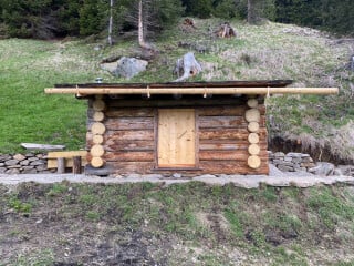Die Blockbauweise gibt es seit tausenden von Jahren. In bewaldeten, alpinen Regionen sind Blockhäuser recht häufig (hier ein Naturstammhaus).
