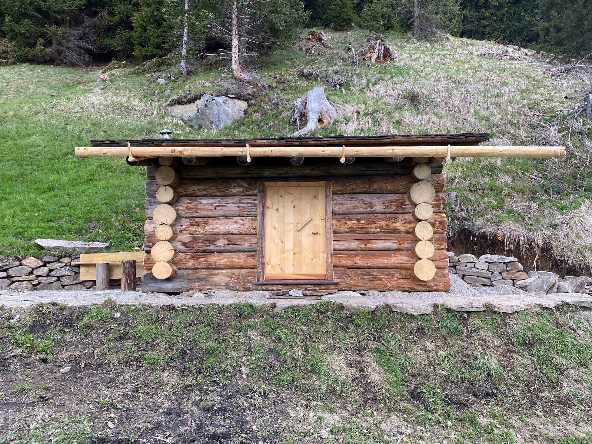Die Blockbauweise gibt es seit tausenden von Jahren. In bewaldeten, alpinen Regionen sind Blockhäuser recht häufig (hier ein Naturstammhaus).