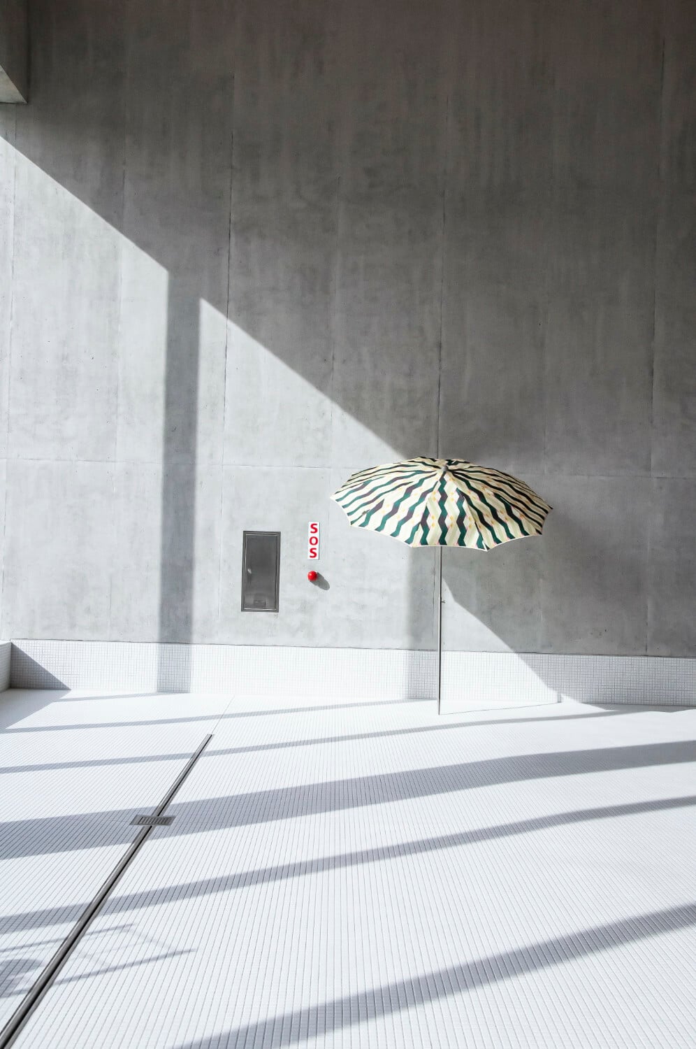 Die Schirme warten mit ausgefallenen geometrischen Mustern in kräftigen Farben auf.