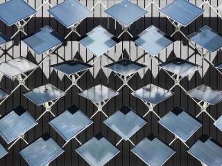 Das an der ETH Zürich entwickelte Fassadensystem kombiniert dank adaptiver Solarpaneele CO2-neutrale Stromproduktion mit intelligenter Beschattung.
