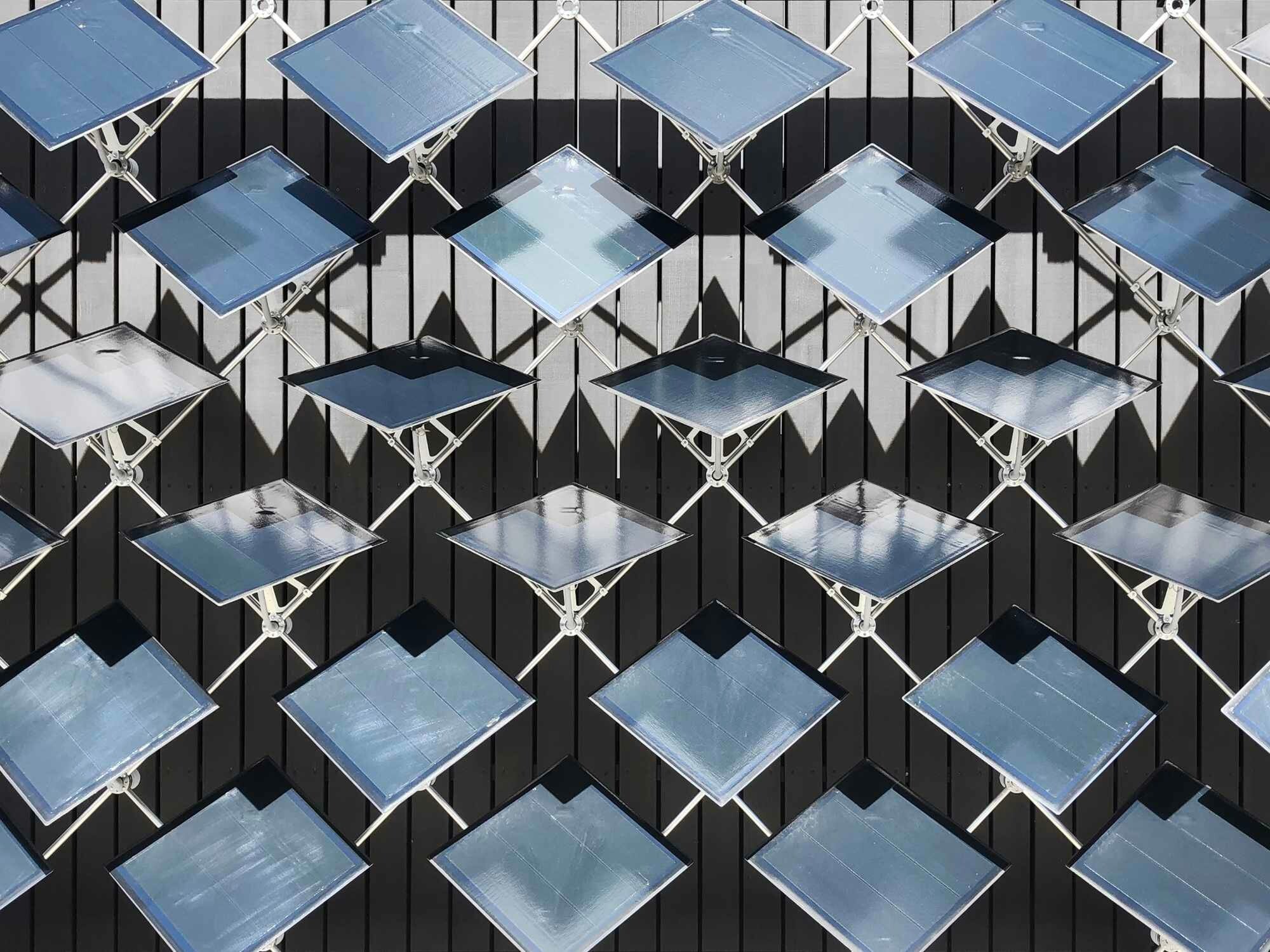 Das an der ETH Zürich entwickelte Fassadensystem kombiniert dank adaptiver Solarpaneele CO2-neutrale Stromproduktion mit intelligenter Beschattung.