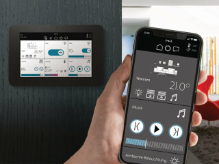 Das KNX Smart Panel 8 ist per App im lokalen Netzwerk steuerbar und kann optional auch per Smartphone bedient werden.