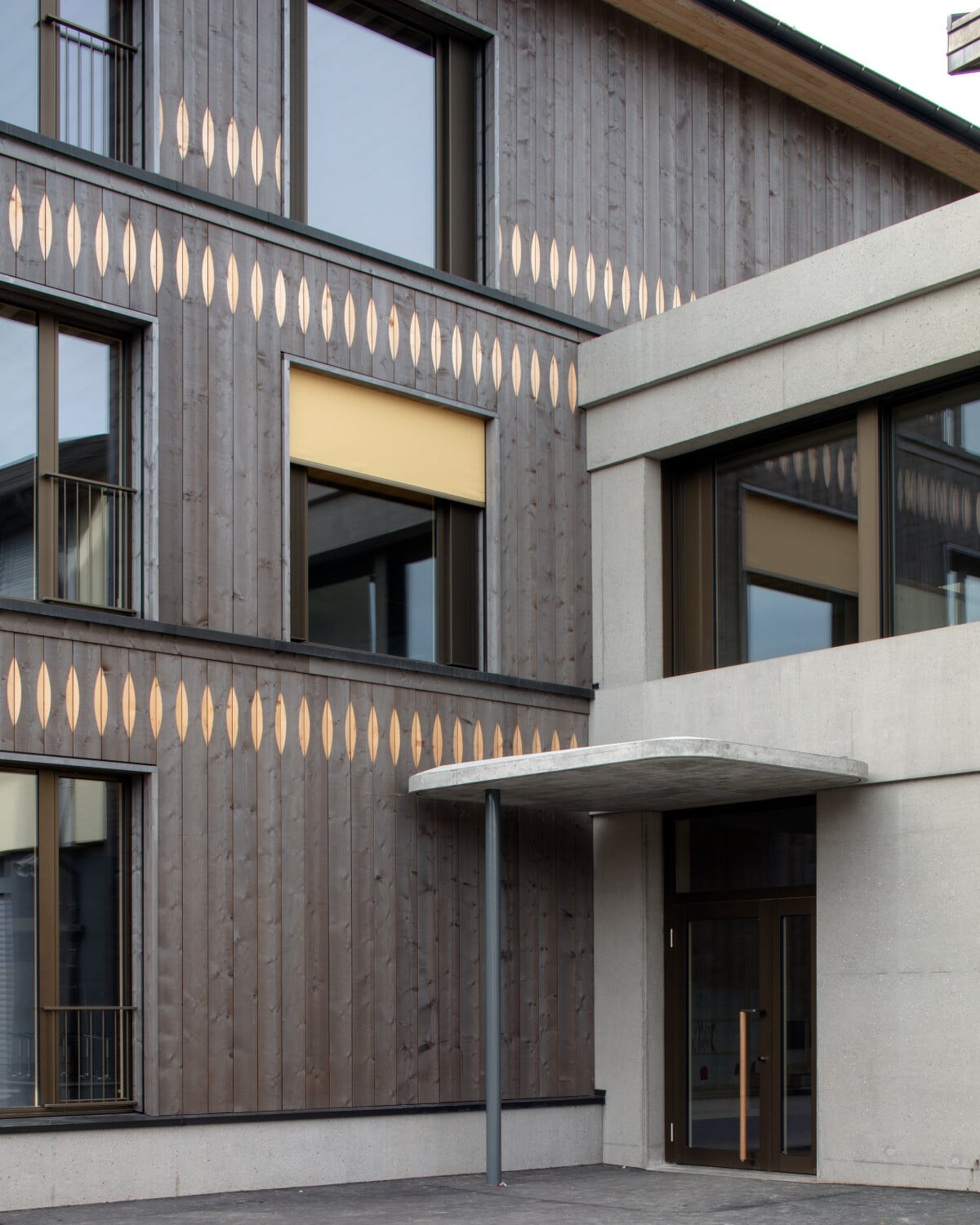 Der dreigeschossige Erweiterungsbau schließt mit einem flach geneigten Satteldach ab und bietet Platz für sechs neue Klassenzimmer, drei kleinere Räume für den Unterricht in Kleingruppen, einen Kunst- und Bastelraum sowie einen Raum für die Lehrkräfte. 