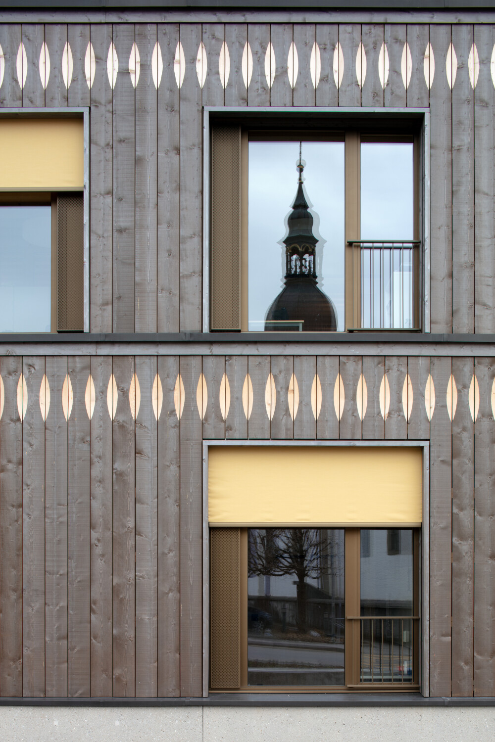 Für den Neubau kam ein Holztragwerk zum Einsatz, die Fassade besteht aus vorfabriziertem Holz.