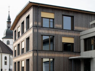 In Riaz, einem Haufendorf in landwirtschaftlich geprägter Umgebung, planten FAZ architectes die Sanierung samt Erweiterung einer Grundschule aus den 1960er-Jahren.