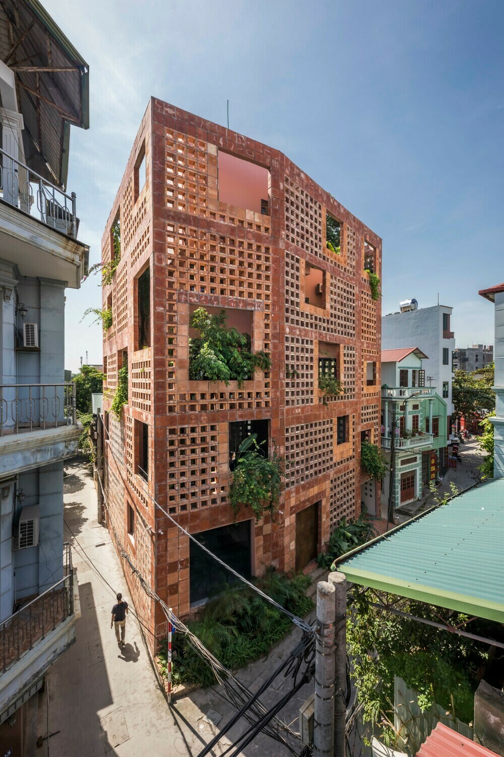 VTN Architects haben das auf einem Eckgrundstück gelegene Gebäude für einen Keramikspezialisten und seine Familie entworfen. Es galt, das lokale Handwerk und das subtropischen Klima zu berücksichtigen.