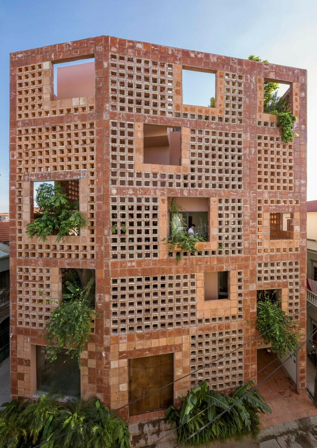 Die Fassade besteht aus individuell angefertigten, lokalen Ziegeln und hat eine spezielle rauhe, handwerkliche Ästhetik.
