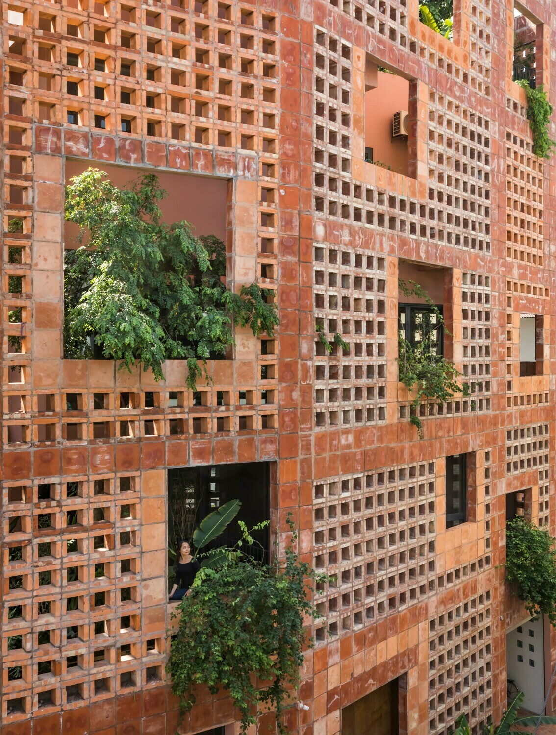 Die Perforation der Fassade dient zur Lüftung des Hauses sowie zur Beschattung der Innenräume.