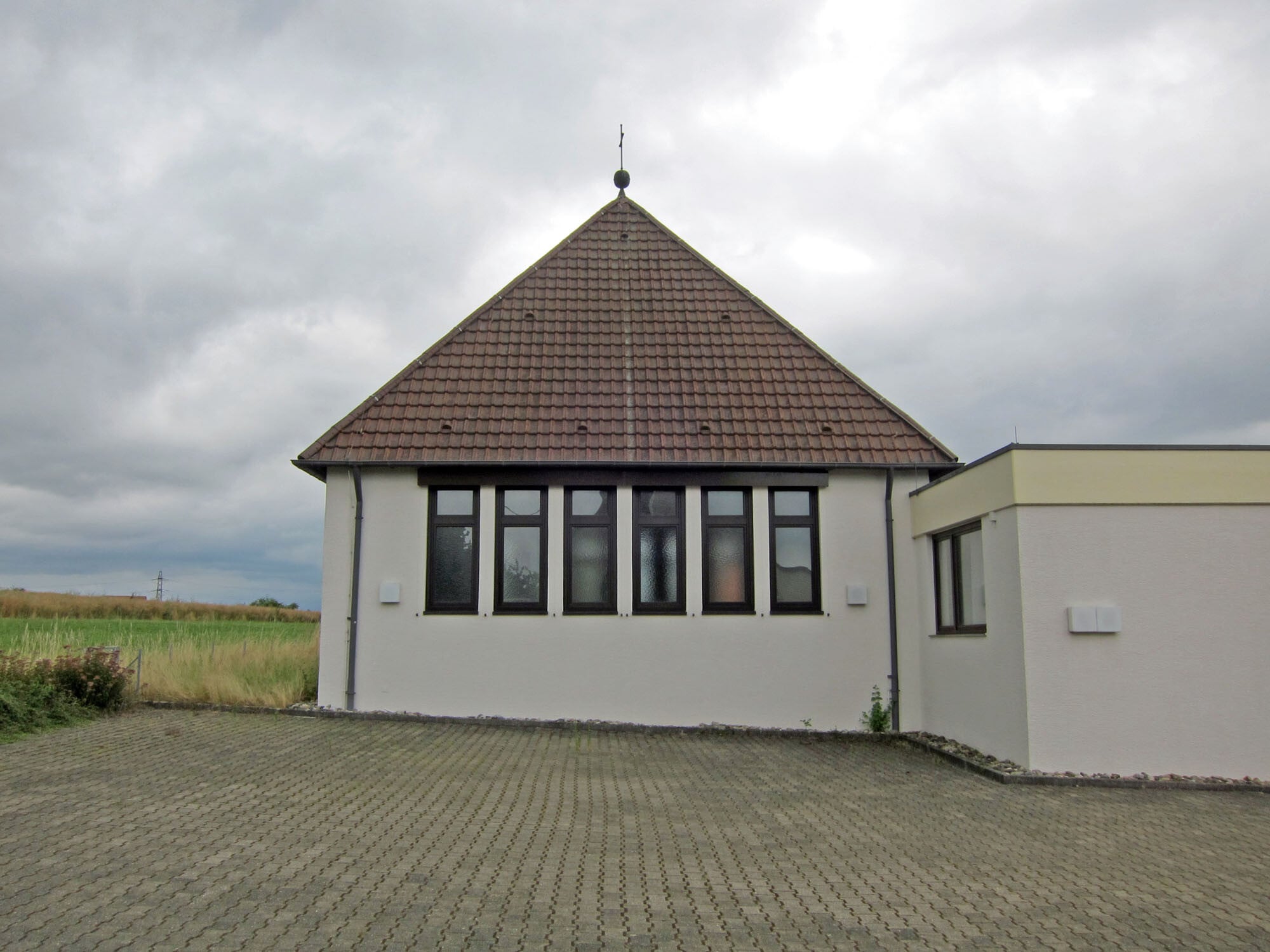 Vorher: Die 1961 erbaute und 1974 erweiterte neuapostolische Kirche war zwar solide konstruiert, aber gestalterisch wenig reizvoll.