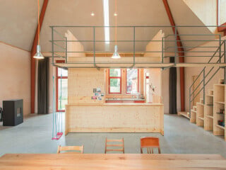 Mit dem Projekt Iller 21 ist es dem Architekturbüro Manderscheid gelungen, das ehemalige Kirchegebäude in Reutlingen-Altenburg durch behutsame Sanierung und Erweiterung in ein Wohnhaus für eine Familie umzubauen.