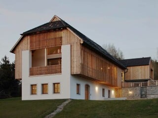 Ein moderner Bauernhof, inspiriert von traditionellen Kärntner Paarhöfen der Region, ist in Feldkirchen nach einem Entwurf von CP Architektur errichtet worden.