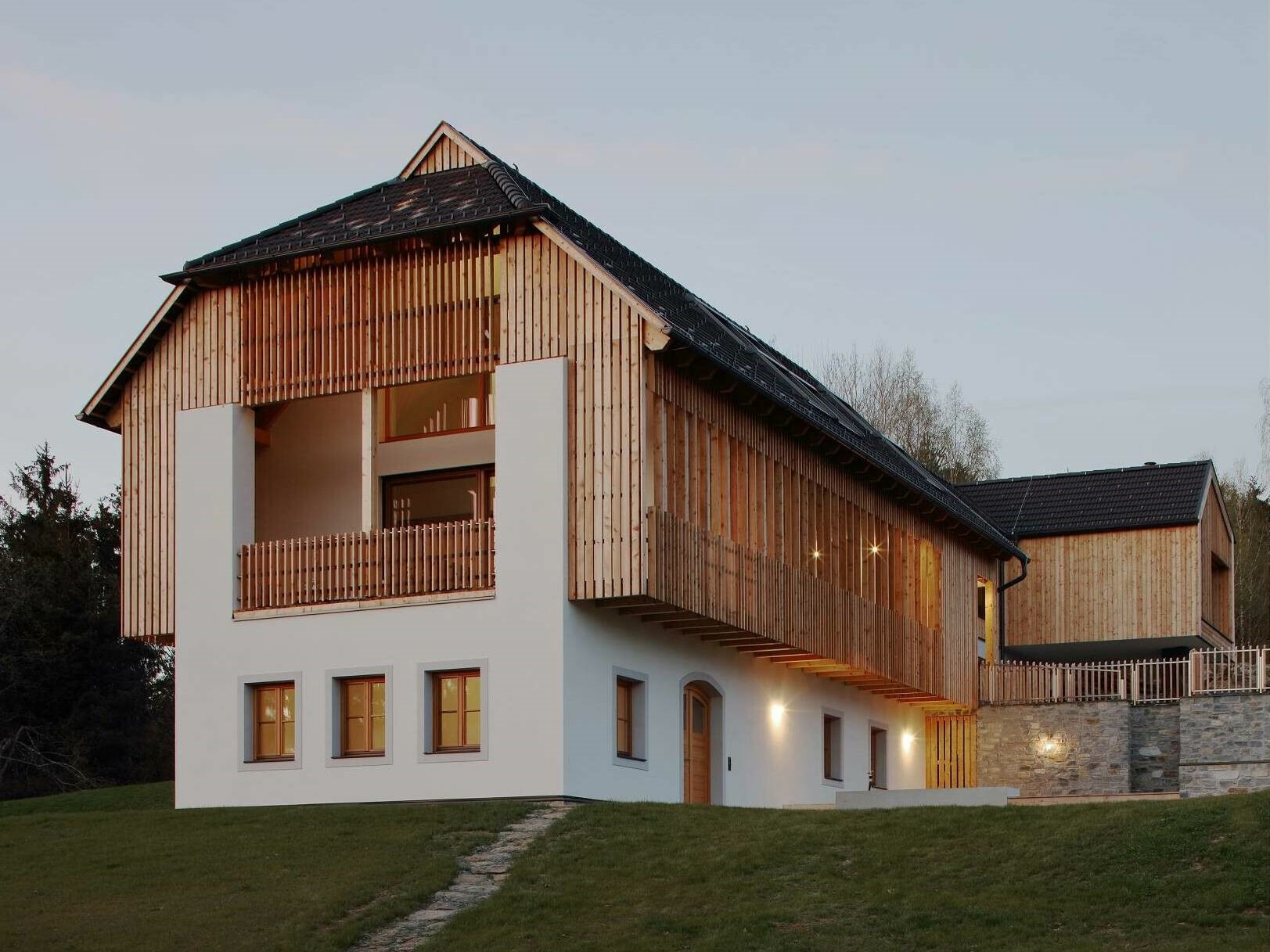 Ein moderner Bauernhof, inspiriert von traditionellen Kärntner Paarhöfen der Region, ist in Feldkirchen nach einem Entwurf von CP Architektur errichtet worden.