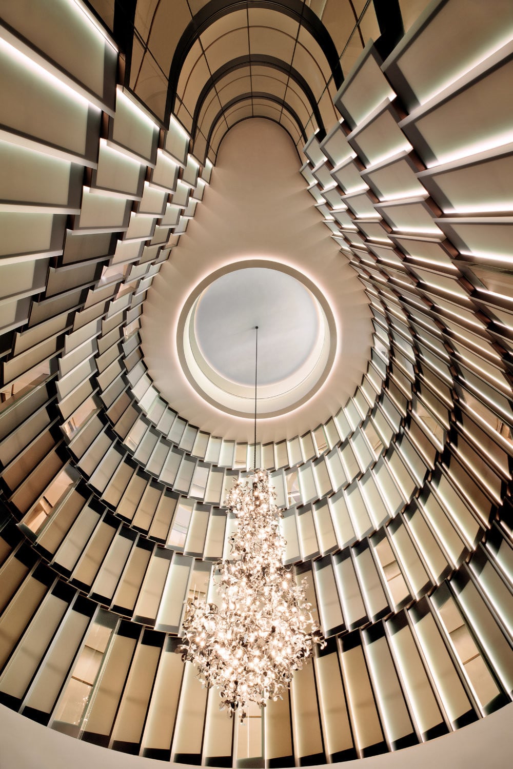 Das Atrium auf birnenförmigen Grundriss wird von einem eindrucksvollen Kronleuchter beleuchtet.