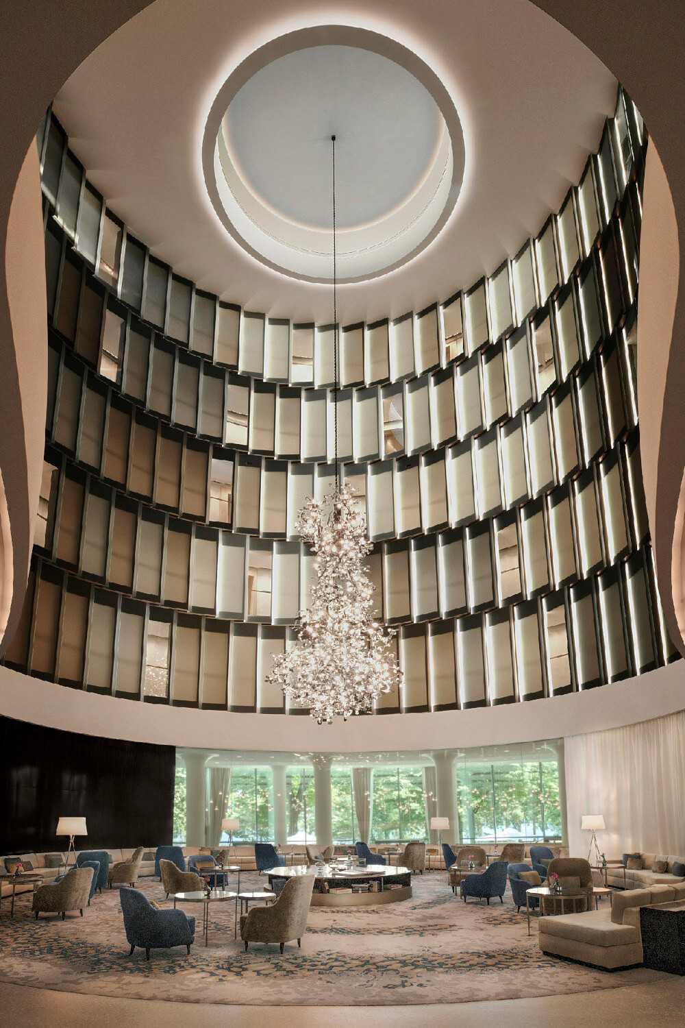 Über ein Foyer gelangt man in ein 27 Meter hohes, glasgedecktes Atrium.