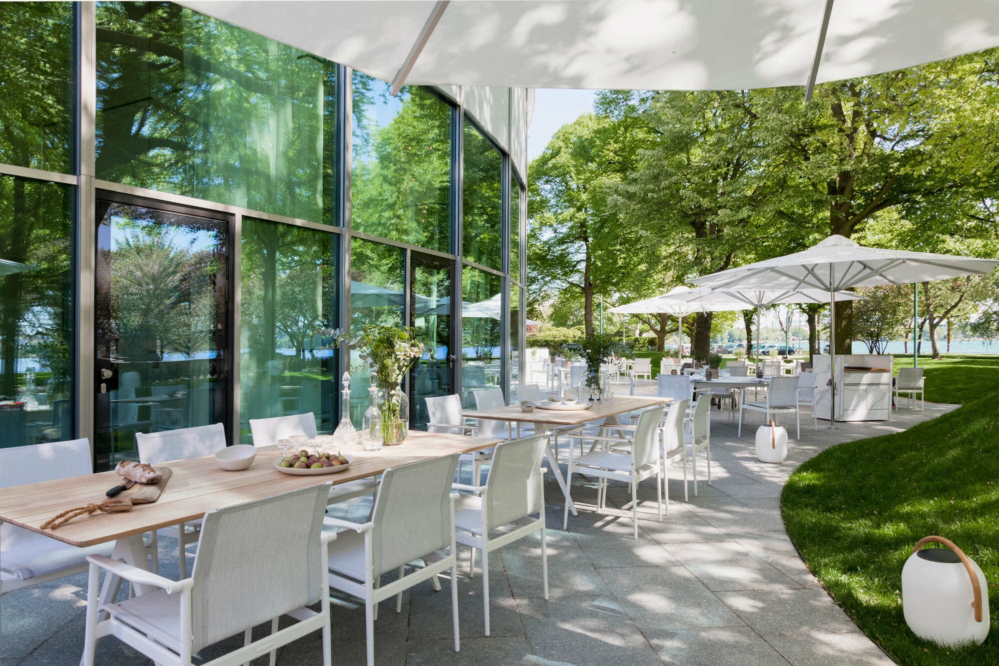 Im Edgeschoss befindet sich eine Restaurant mir Terrasse.