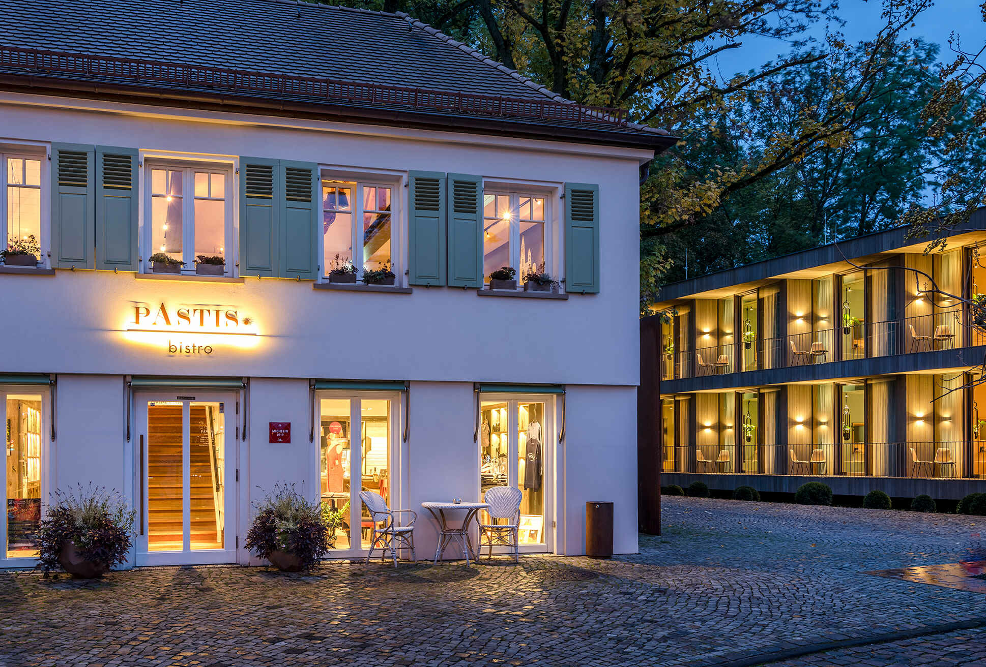 Diesen benachbarten Altbau bewohnte einst der Hausmeister; nun befindet sich hier das Bistro.